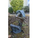 Gartendeko Figur: Bronzefigur Garten,  Frau sitzend / kniend, Letizia klein, Wasserspeier Frau, 35 cm hoch - Stil klassisch