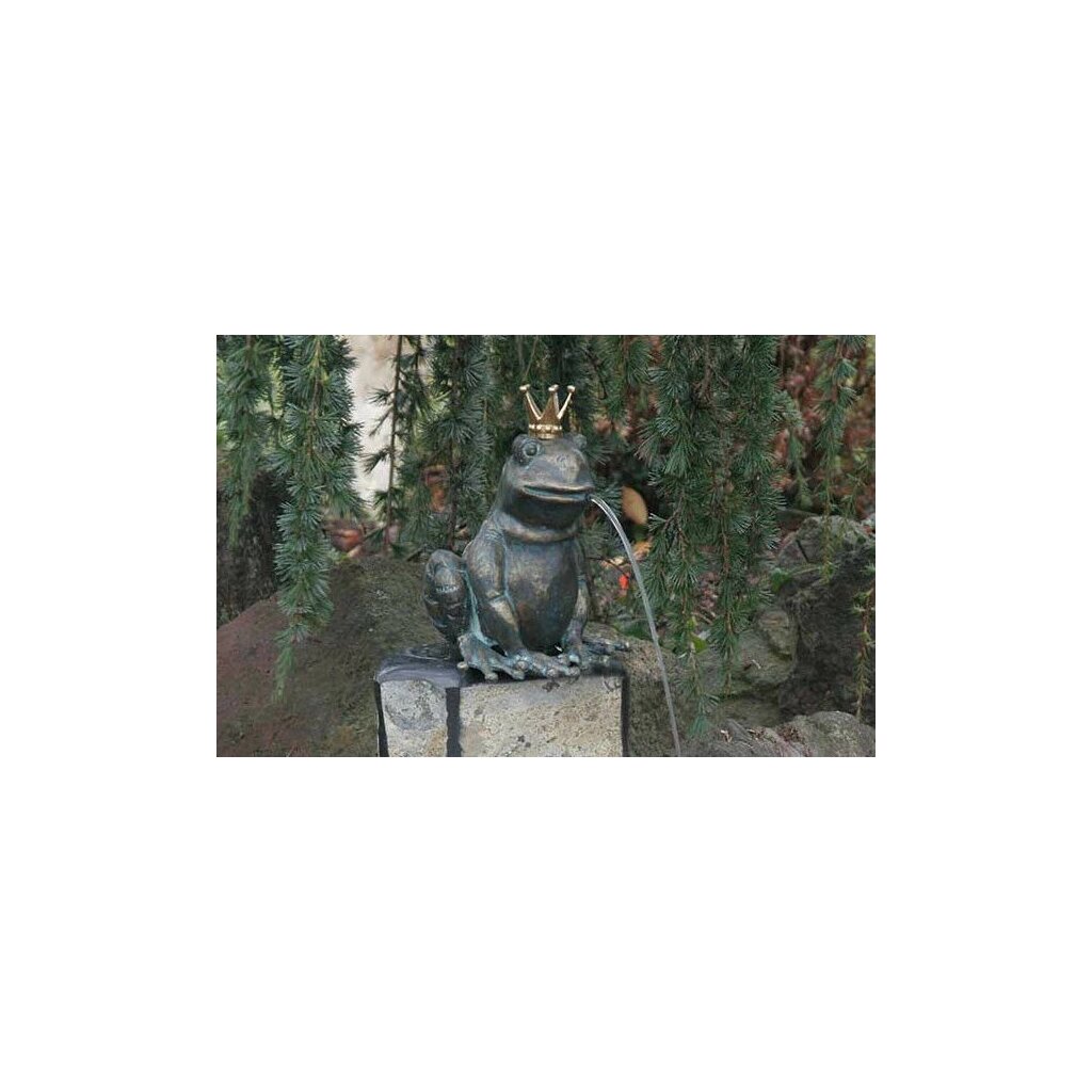 Gartendeko Figur: Bronzefigur Garten,  Froschkönig Ratomir  mit vergoldeter Krone, Wasserspeier/Brunnen, 17 cm hoch  (Restposten) 	 
		 (Bronzefigur, Bronzeskulptur, Gartenfigur, Gartenskulptur, Bronze-Gartenfigur)  
	