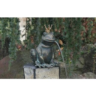 Gartendeko Figur: Bronzefigur Garten,  Froschkönig Ratomir  mit vergoldeter Krone, Wasserspeier/Brunnen, 17 cm hoch  (Restposten)