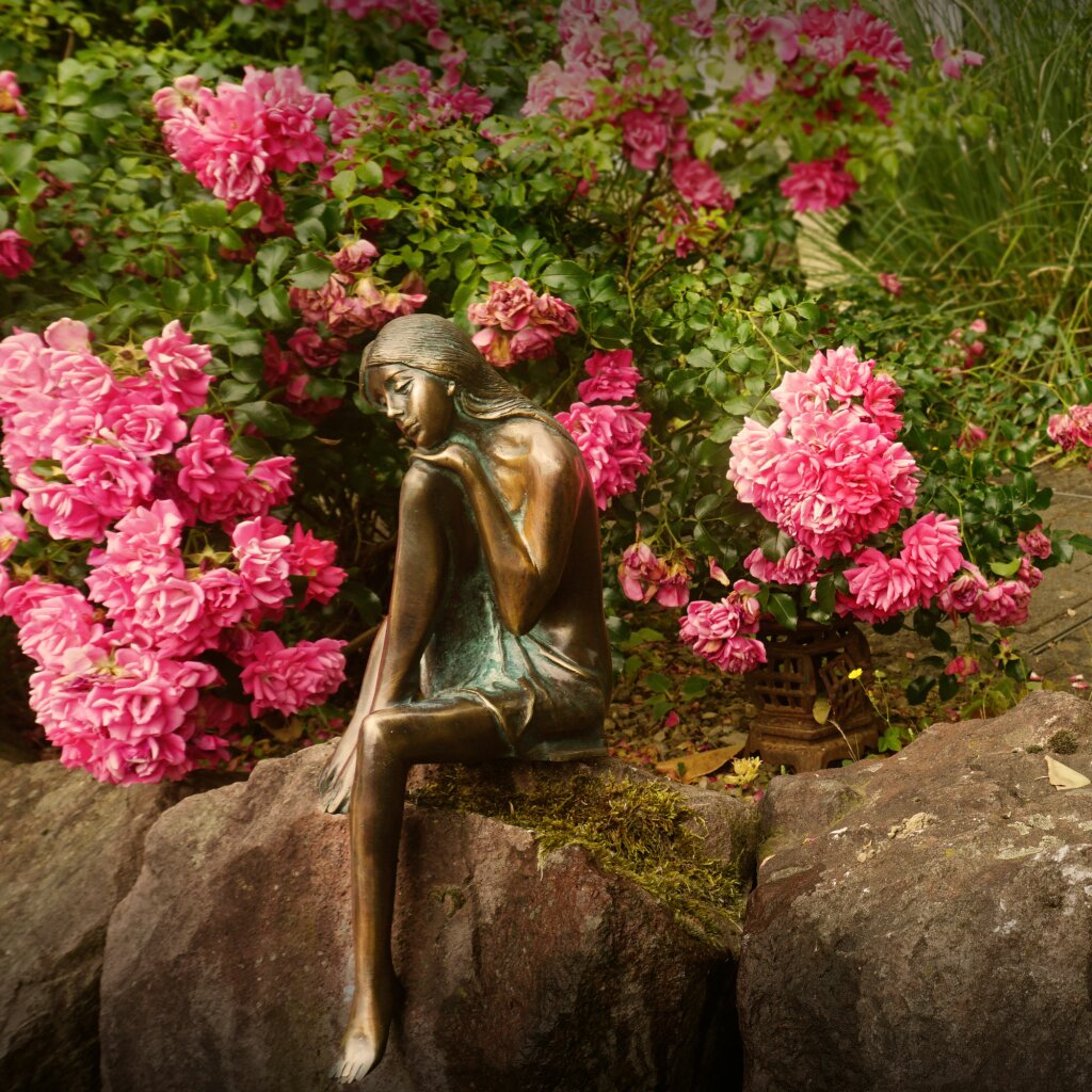 Gartendeko Figur: Bronzefigur Garten, Frau Teil-Akt Emanuelle,   40 cm hoch, original Rottenecker Objekt 	 
		 (Gartendeko , Gartenskulptur, Gartenfigur, Statue , Bronzefigur, Bronzeskulptur, Teinlakt, Akt, Bronze)  
	
