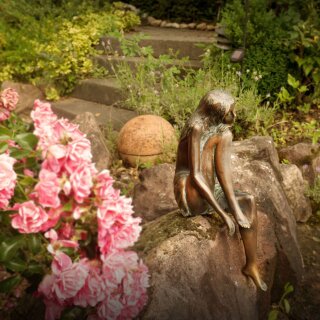 Details:   Gartendeko Figur: Bronzefigur Garten, Frau Teil-Akt Emanuelle,   40 cm hoch (Restposten) / Gartendeko , Gartenskulptur, Gartenfigur, Statue , Bronzefigur, Bronzeskulptur, Akt, Bronze 