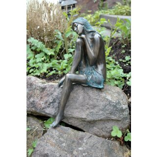 Details:   Gartendeko Figur: Bronzefigur Garten, Frau sitzend, Emanuelle Akt  auf Granitstele, gestockt 89 cm hoch / Gartendeko, Gartenskulptur, Gartenfigur, Bronzefigur, Bronzeskulptur 