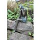 Gartendeko Figur: Bronzefigur Garten, Frau sitzend, Emanuelle Akt  auf Granitstele, gestockt 89 cm hoch