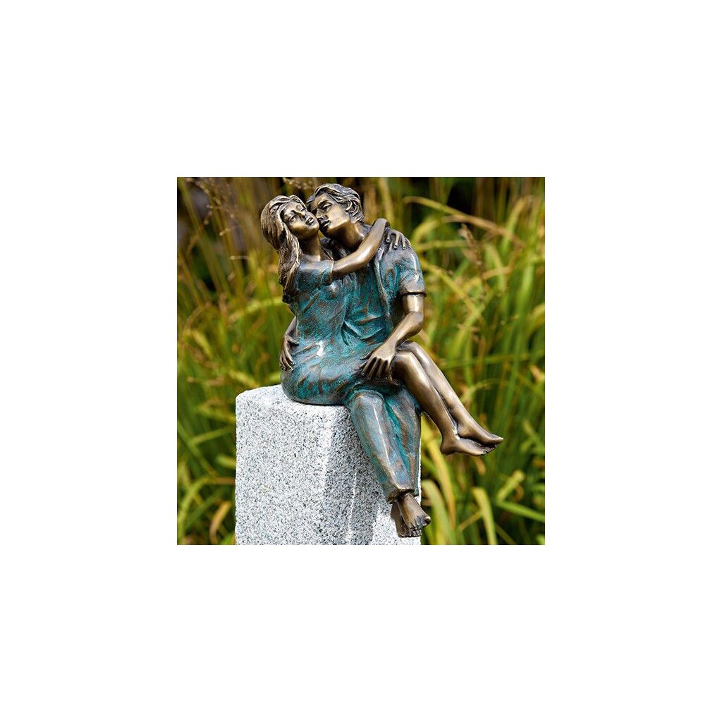 Gartendeko Figur: Bronzefigur Garten,  Frau und Mann sitzend, Verliebtes Paar, sitzend, 33 cm hoch 