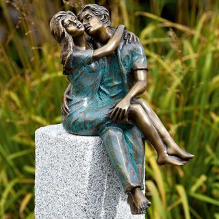 Details:   Gartendeko Figur: Bronzefigur Garten,  Frau und Mann sitzend, Liebe / Verliebtes Paar, sitzend, 33 cm hoch, original Rottenecker Objekt  /  