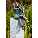 Gartendeko Figur: Bronzefigur Garten, Frau und Mann sitzend, Pärchen Junges Glück / Liebe auf Granit-Stele, gestockt, 98 cm hoch, original Rottenecker Objekt