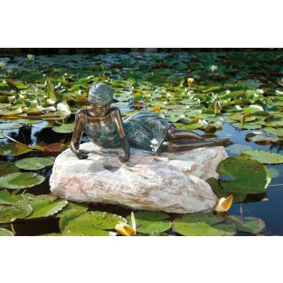 Details:   Bronze-Figur: Gartenfigur / Skulptur Klementine klein auf Rosario-Wasserfallstein / Wasserspeier / Brunnen / Bronzefigur, Bronzeskulptur, Gartenfigur, Gartenskulptur, Gartendeko 