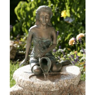 Details:   Bronzefigur Frau sitzend, Elonie klein Wasserspeier / Brunnen, 28cm hoch / Bronzefigur Frau sitzend, Elonie klein Wasserspeier / Brunnen, 28cm hoch 