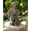 Bronzefigur Frau sitzend, Elonie klein Wasserspeier /...