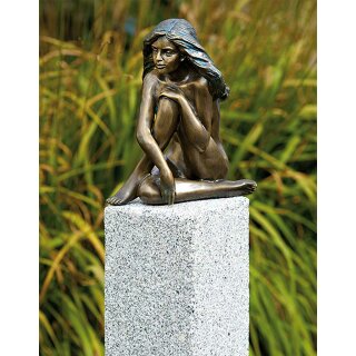 Bronzefigur Frau sitzend, Akt Demi auf Granitstele, gestockt (Stele 65 cm hoch) , original Rottenecker Objekt