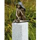 Bronzefigur Frau sitzend, Akt Demi auf Granitstele, gestockt (Stele 65 cm hoch)