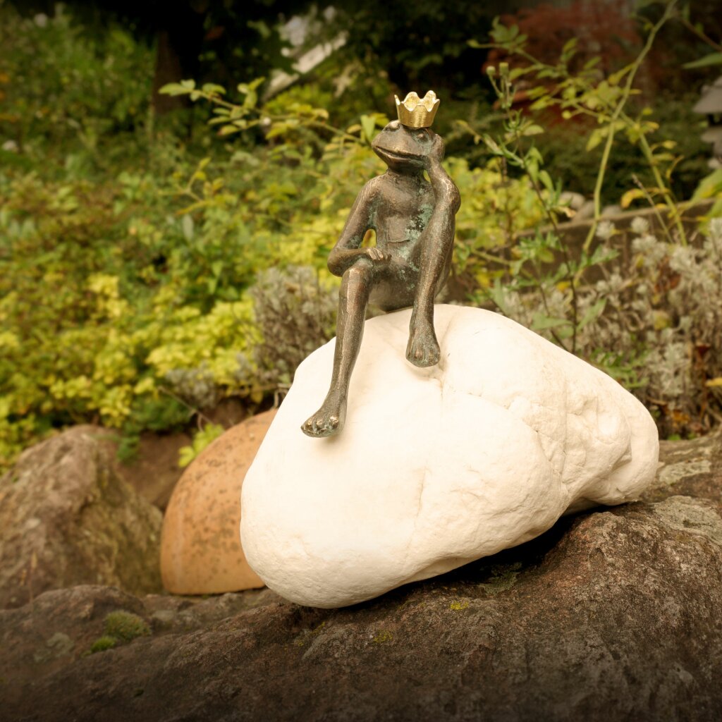 Bronzefigur Froschkönig Frieder auf Flusskiesel 	 
		 (Bronze, Figur, Garten)  
	