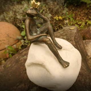 Details:   Bronzefigur Froschkönig Frieder auf Flusskiesel / Bronze, Figur, Garten 