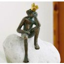 Bronzefigur Froschk&ouml;nig Frieder auf Flusskiesel