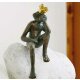 Bronzefigur Froschkönig Frieder auf Flusskiesel