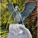 Gartendeko: Bronzefigur Drachenvogel Terrador auf Granitfindling, Wasserspeier/Brunnen, ca. 50 cm hoch