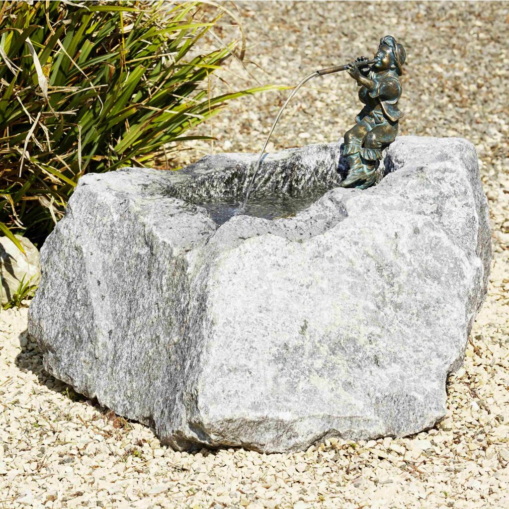 Granit Trog mit Fabio (90228) 	 
		 (Bronze, Wasserspeier)  
	