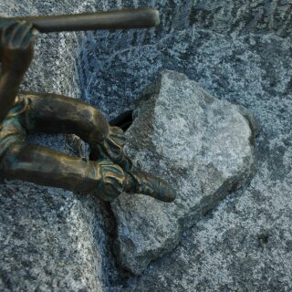 Details:   Granit Trog groß mit Antonio (991240) / Bronze, Wasserspeier 