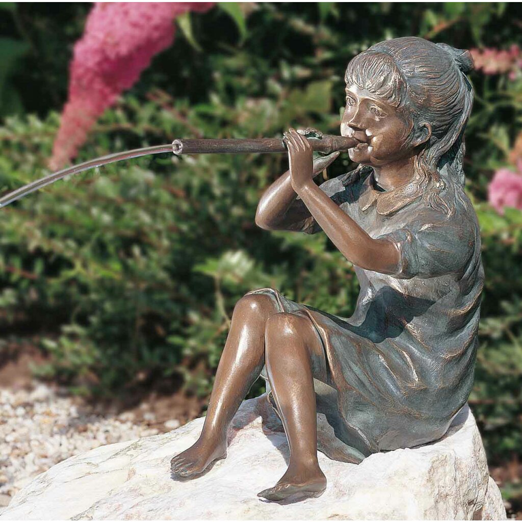 Bronzefigur Mädchen sitzend, Franziska, die Flötistin  wsp., 32cm hoch 	 
		 (Bronze, Wasserspeier)  
	