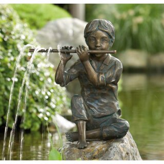 Gartendeko: Bronzefigur wasserspeiend Sören freistehend ohne Findling