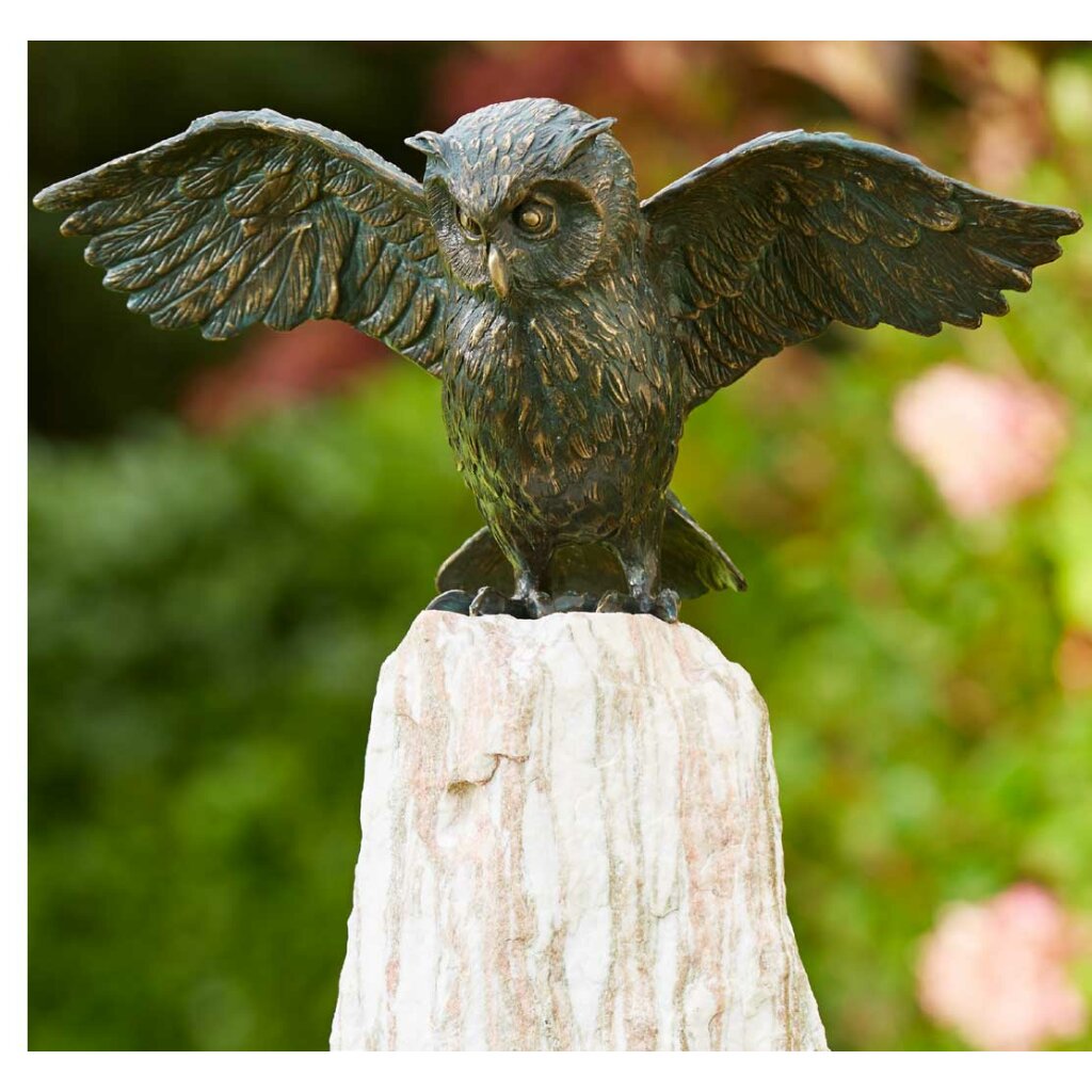 Uhu, Flügel offen auf Rosario 	 
		 (Bronze, Figur, Garten)  
	