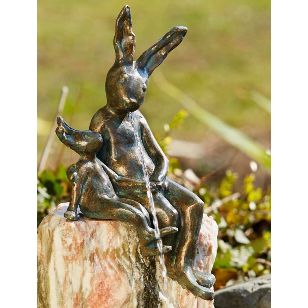 Hasenpaar sitzend, Wasserspeier / Brunnen aus Bronze 	 
		 (Bronze, Figur, Garten)  
	