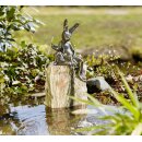Gartendeko: Hasenpaar sitzend auf Rosario wsp.