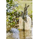 Gartendeko: Hasenpaar sitzend auf Rosario wsp.