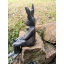 Gartendeko: Hasenpaar sitzend auf Rosario wsp.