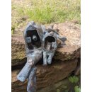 Gartendeko: Hasenpaar sitzend auf Rosario wsp.