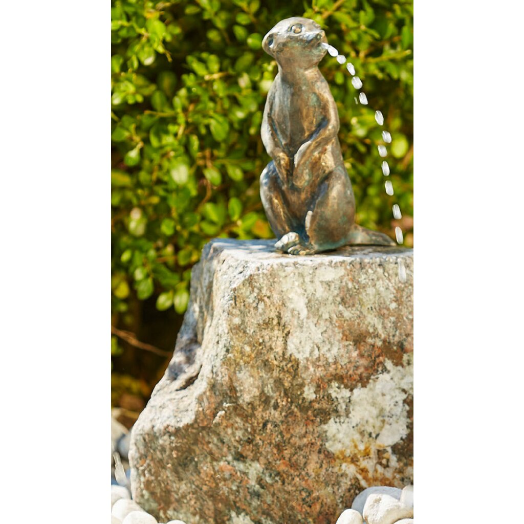 Gartendeko: Bronzefigur Erdmännchen mittelgroß wsp. auf Granit, Wasserspeier / Brunnen 	 
		 (Bronze, Figur, Garten)  
	
