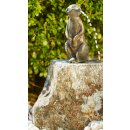 Gartendeko: Bronzefigur Erdmännchen mittelgroß wsp. auf Granit, Wasserspeier / Brunnen
