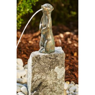 Gartendeko: Bronzefigur Erdmännchen groß wsp. auf Granit, Wasserspeier / Brunnen