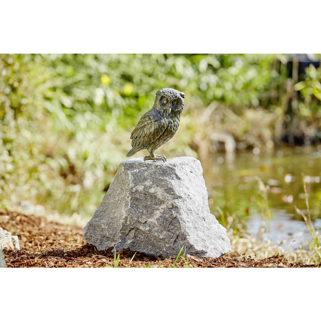 Gartendeko Figur: Bronzefigur Garten, Uhu stehend auf Granit, Vogel auf Stein 