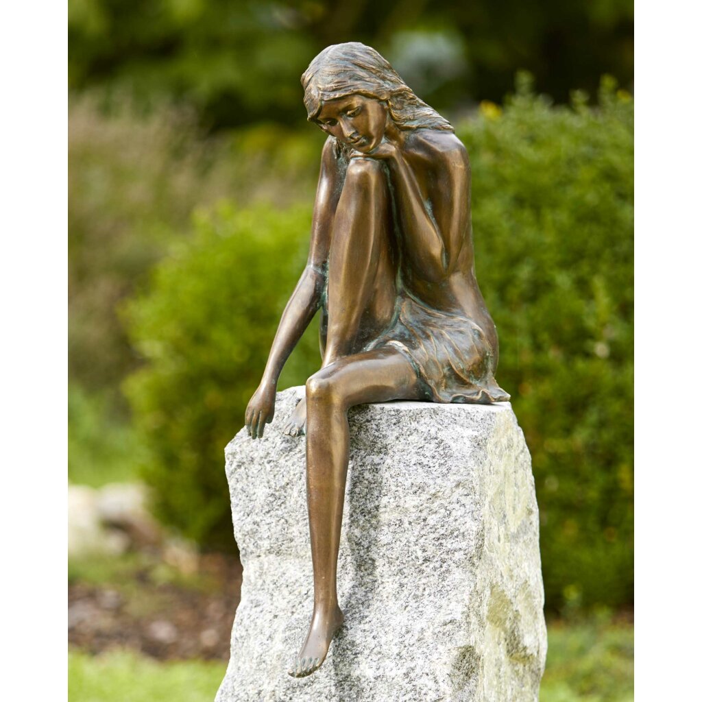 Bronzefigur Frau sitzend, Emanuelle 70cm hoch 