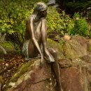 Bronzefigur Frau sitzend, Emanuelle 70cm hoch