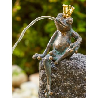Details:   Gartendeko: Rottenecker Bronzefigur Froschkönig  klein sitzend, Wasserspeier / Springbrunnen, Höhe etwa 17cm / Bronze, Figur, Wasserspeier, Brunnen, Frosch, Froschkönig, Garten-Figur 