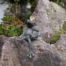 Gartendeko: Rottenecker Bronzefigur Froschkönig  klein sitzend, Wasserspeier / Springbrunnen, Höhe etwa 17cm