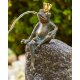 Gartendeko: Bronzefigur Froschkönig, klein sitzend auf Granit, Wasserspeier / Brunnen