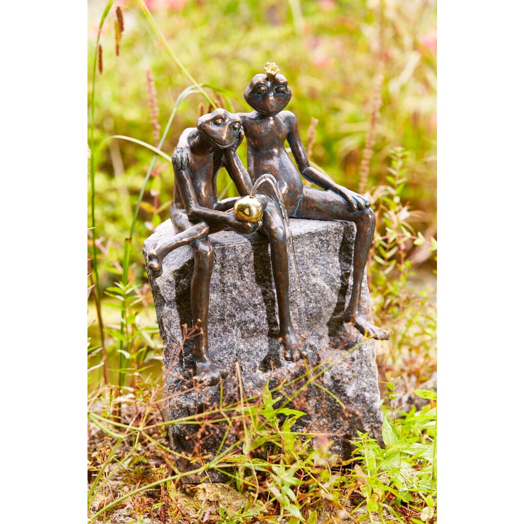 Gartendeko Figur: Bronzefigur Garten, Froschkönigpaar auf Granit 